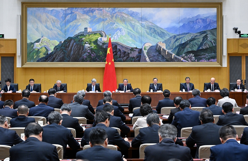 李强在国务院第三次廉政工作会议上强调
坚决贯彻党中央关于全面从严治党的战略部署
深入推进政府党风廉政建设和反腐败斗争
丁薛祥主持 李希等出席「相关图片」